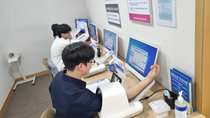 춘천시 학교밖청소년지원센터를 이용하는 청소년들이 건강검진을 받고 있다. 박지아 제공