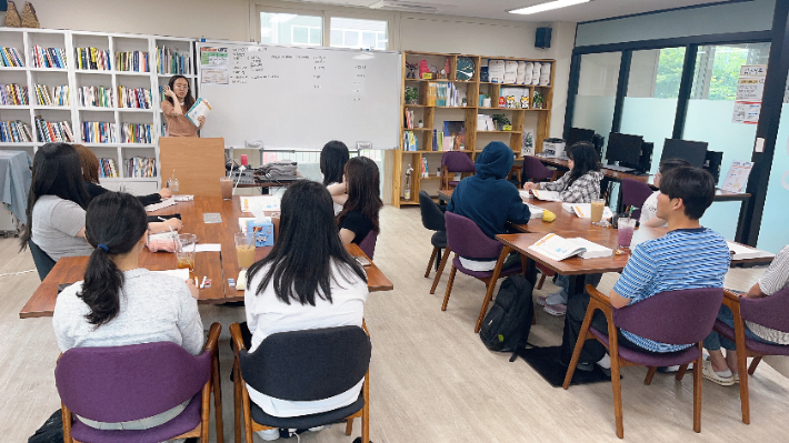 춘천시 학교밖청소년지원센터에서 검정고시 반 수업을 청소년들. 박지아 제공 