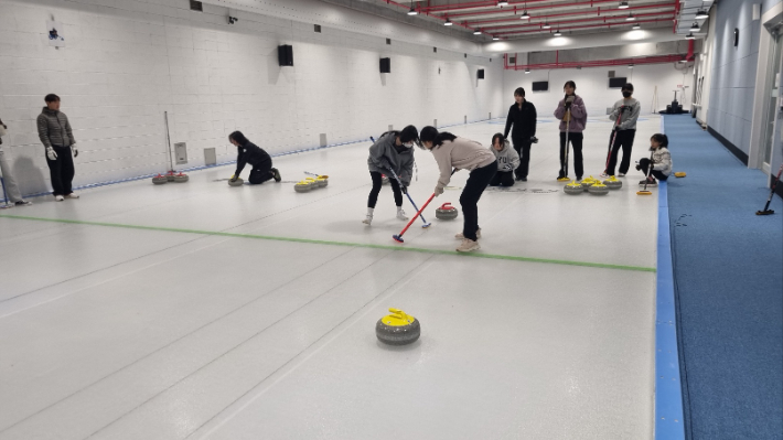춘천시 학교밖청소년지원센터의 컬링 프로그램을 체험하고 있는 청소년들. 박지아 제공