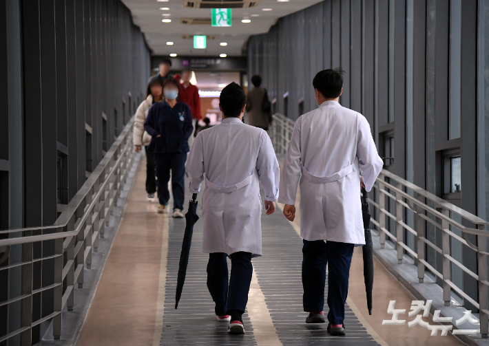 정부 또 '수련 특례' 만지작…전공의 대규모 복귀 어려워