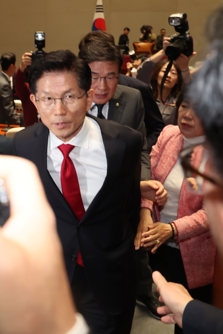 의총장에서 나가는 김문수 대선 후보     (서울=연합뉴스) 김주성 기자 = 국민의힘 김문수 대선 후보가 9일 서울 여의도 국회에서 열린 의원총회에서 권영세 비상대책위원장이 단일화를 압박하는 발언을 하고서 퇴장하자 바로 이어서 의총장을 나가고 있다. 2025.5.9     utzza@yna.co.kr (끝)   <저작권자(c) 연합뉴스, 무단 전재-재배포, AI 학습 및 활용 금지> 연합뉴스