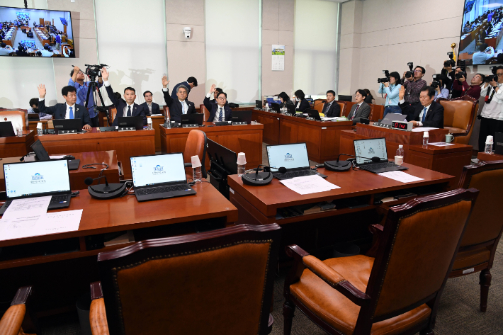 7일 오후 국회 법제사법위원회 전체회의에서 조희대 대법원장 청문회계획서가 통과되고 있다. 황진환 기자
