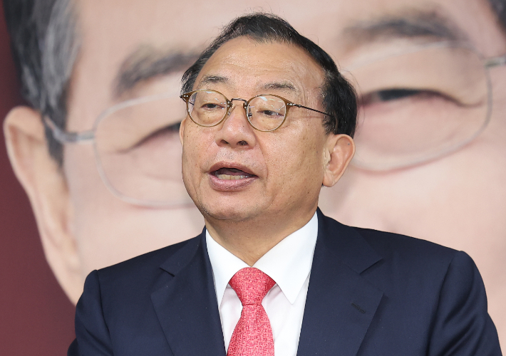 취재진 질문에 답하는 이정현 대변인     (서울=연합뉴스) 김성민 기자 = 무소속 한덕수 대통령선거 예비후보 캠프 이정현 대변인이 7일 서울 영등포구 한 후보 캠프 사무실에서 한 후보의 기자회견이 끝난 뒤 취재진 질문에 답하고 있다. 2025.5.7     ksm7976@yna.co.kr (끝)   <저작권자(c) 연합뉴스, 무단 전재-재배포, AI 학습 및 활용 금지> 연합뉴스