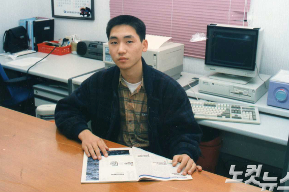 지난 1993년 과학고 입시 합격 직후 강성호 목사의 모습. 강 목사는 "김장하 선생님께선 부모님이 일찍 돌아가신 사연을 듣고는 동정이나 연민의 아닌, 오히려 '부모가 있다고 꼭 인생에 도움이 되는 것도 아니다. 부모님이 안 계시다는 걸 스스로 불쌍히 여기거나 장애 요소로 생각하지 말고, 주눅 들지 말고 최선을 다하라'는 현실적이고 단단한 조언을 건네주셨다"며 "첫 만남이 매우 인상 깊고 큰 힘이 되었다"고 말했다. 