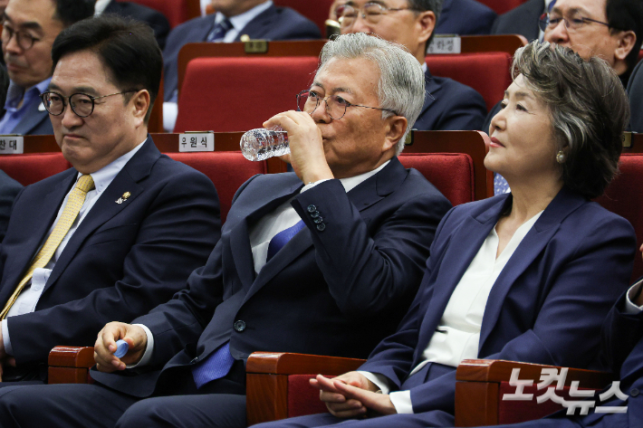 검찰 "文, 다혜씨 지원 규모 전달받아"…文측 "공소장 소설" 반발