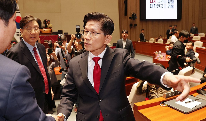 한덕수 새벽 입당 파문…안철수 "쿠데타 막장극" 이준석 "이재명 밀어주기"[영상]