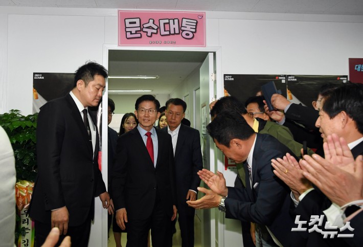 기자회견장 들어선 김문수