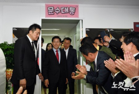 기자회견장 들어선 김문수