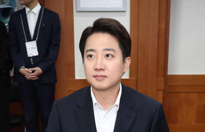 이준석, 대선 후보 등록…"두 세력 막아내는 것이 제 소명"