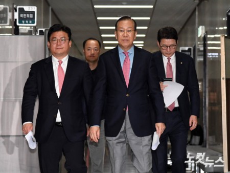 기자회견 향하는 권영세