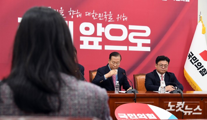 물마시는 권영세 비대위원장