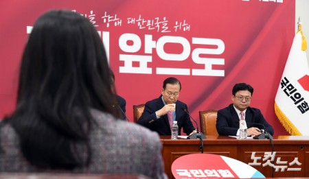 물마시는 권영세 비대위원장