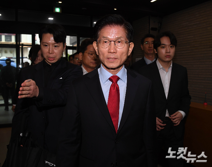 [속보]김문수 측 "11시 45분 후보 선출 취소 효력정지 가처분 제출"