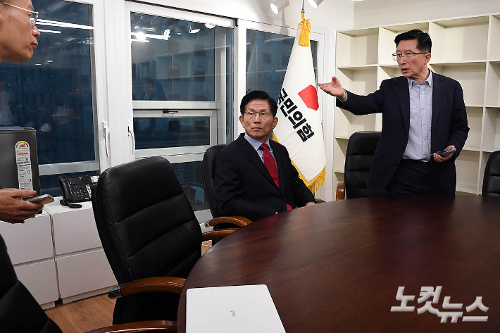 당사 대통령후보실로 들어간 김문수 "후보자격 불법박탈"[노컷네컷]