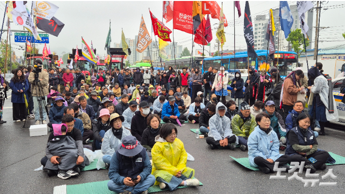 '트랙터 상경 시위' 전농, 석수역 일대서 경찰에 가로막혀