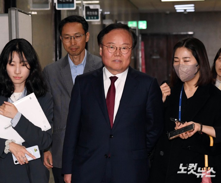 국민의힘 회의실 향하는 김문수 측 김재원 비서실장