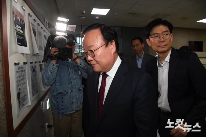 국민의힘 회의실 향하는 김문수 측 김재원 비서실장