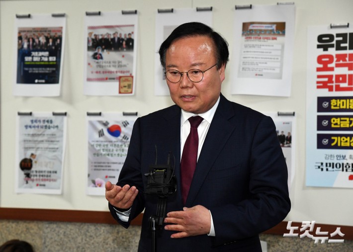 단일화 협상 입장 밝히는 김재원 비서실장