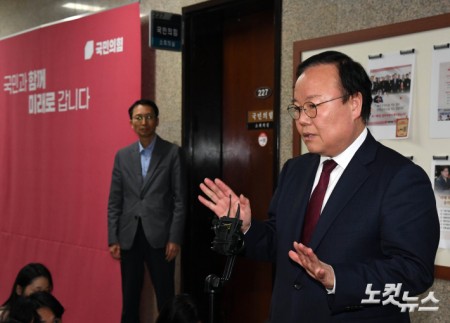 단일화 협상 입장 밝히는 김재원 비서실장