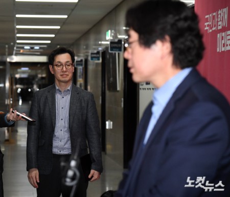 국민의힘 회의실 나서는 한덕수 측 손영택-윤기찬