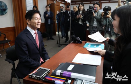 중앙선관위에 대선후보 등록한 김문수