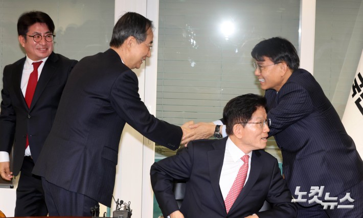 악수하는 한덕수-윤상현