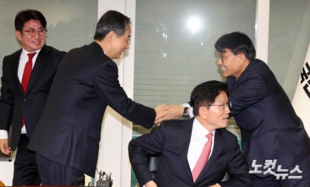 악수하는 한덕수-윤상현