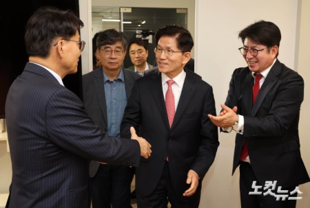 악수하는 김문수-윤상현