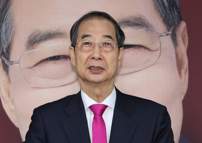 한덕수 대통령선거 예비후보가 11일 서울 여의도 캠프 사무실에서 기자회견을 하고 있다. 연합뉴스