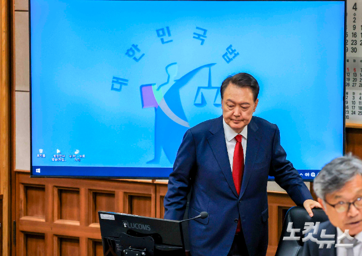 윤석열 전 대통령이 지난달 21일 서초동 서울중앙지법에서 열린 내란 우두머리 혐의에 대한 두 번째 정식 재판에 출석하고 있다. 사진공동취재단