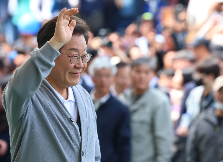 남도문화벨트 골목골목 경청투어에 나선 더불어민주당 이재명 대선 후보가 11일 전남 해남군 해남읍 군민광장을 방문해 연설에 앞서 지지자들에게 인사를 하고 있다. 연합뉴스