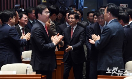 국민의힘 김문수 대선후보, 의원총회 참석