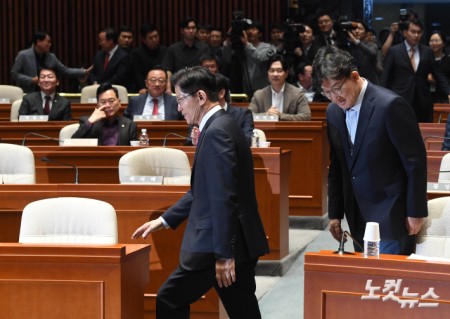 의원총회장 들어선 김문수-권성동