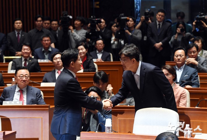 악수하는 김문수-권성동