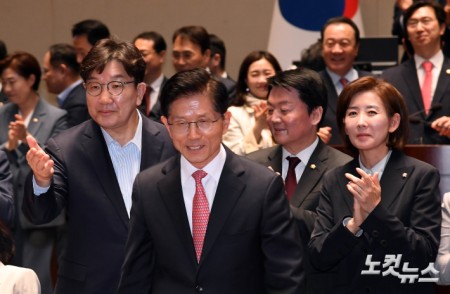 의총장 나서는 김문수 대선후보