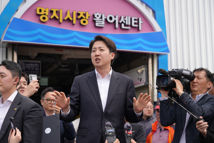 11일 부산 명지시장 활어센터를 찾은 이준석 개혁신당 대선 후보. 캠프 제공