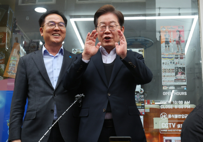 이재명 대선 후보가 지난 5일 양평군 양평물맑은시장에서 열린 '골목골목 경청투어'에서 최재관 민주당 여주양평지역위원장과 함께 발언하고 있다. 연합뉴스