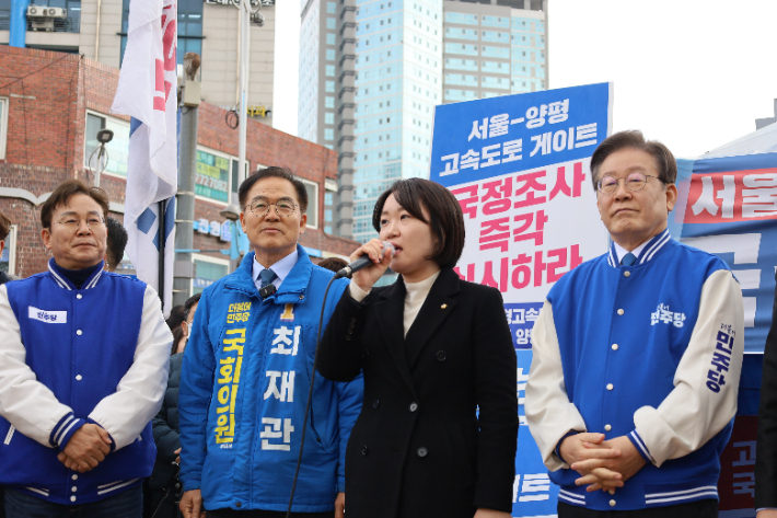 지난해 3월 7일 당시 이재명 민주당 대표가 이소영 국회의원, 최재관 민주당 여주양평지역위원장 등과 함께 양평 현장에서 브리핑하고 있는 모습. 독자 제공