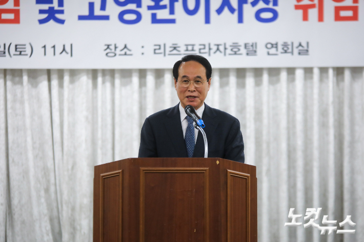 1대 이사장 장철희 목사가 이임 인사를 전하고 있다.