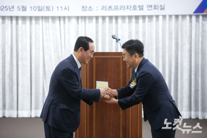 2대 이사장으로 취임한 고영완 목사(오른쪽)가 이임하는 1대 이사장 장철희 목사(왼쪽)에게 공로장을 전달하고 있다.