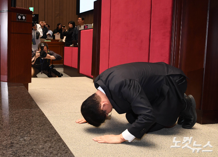 김문수 큰 절에 기립박수…"이재명 세력 심판하자"
