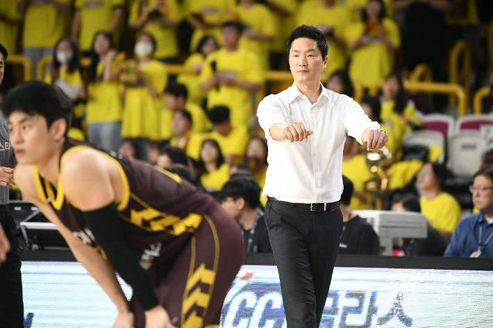 "너무 소프트했다"는 조상현, "KBL 새 역사의 첫 경기" 희망한 전희철