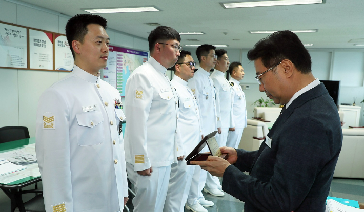 창원 진해구, 13년간 재능 기부한 해군에 유공표창 수여