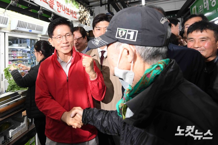 김문수, 선거운동 첫 일정 가락시장