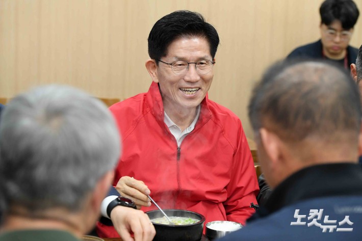 순대국밥 먹는 김문수 후보