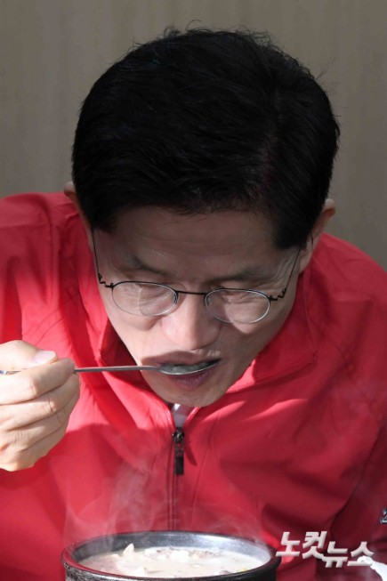 상인들과 순대국밥 먹는 김문수