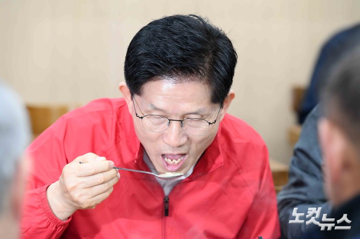 순대국밥 먹는 김문수 대선 후보