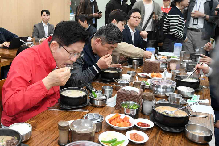 순대국밥 먹는 김문수[노컷네컷]