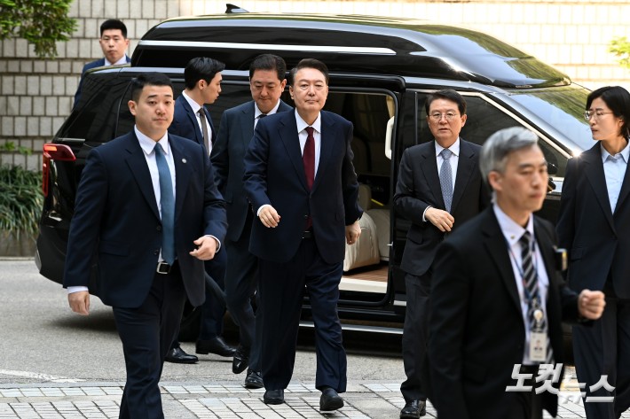 걸어서 이동하는 윤석열