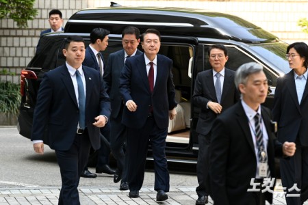 걸어서 이동하는 윤석열